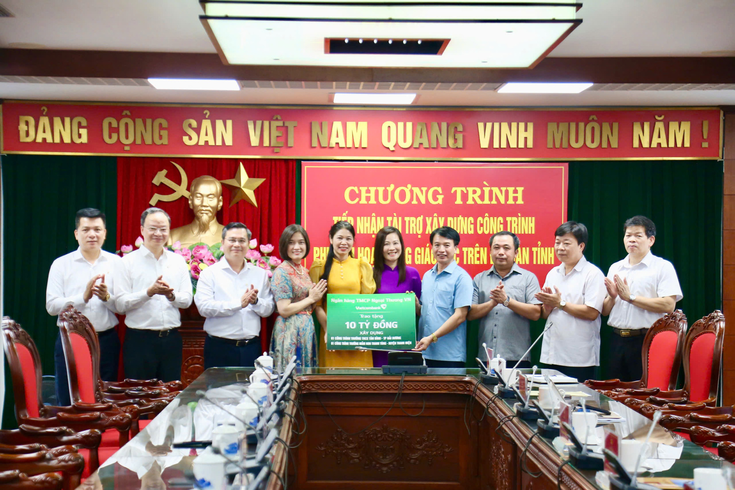 Ban Lãnh đạo Vietcombank trao biển tài trợ 10 tỷ đồng xây dựng Trường mầm non Thanh Tùng (Thanh Miện) và Trường THCS Tân Bình (TP. Hải Dương)