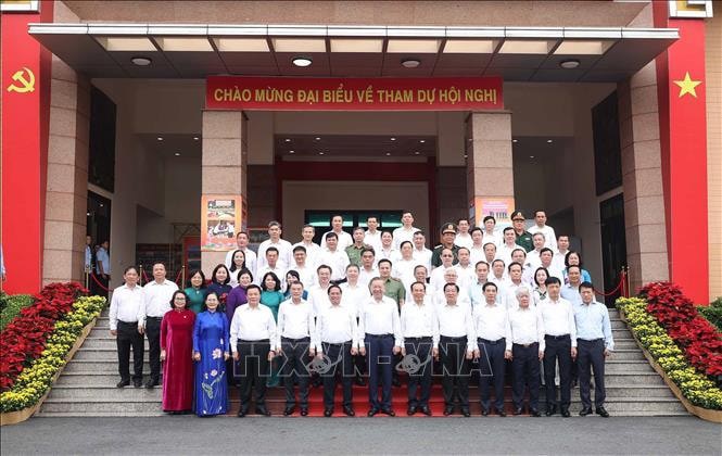 Tổng Bí thư Tô Lâm, Thủ tướng Phạm Minh Chính cùng đoàn công tác Trung ương và các đại biểu. Ảnh: Thống Nhất/TTXVN. 