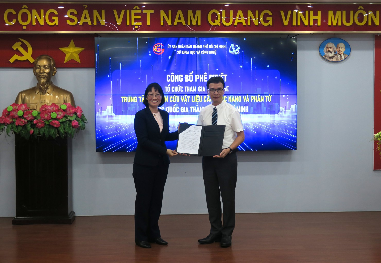 Ph&oacute; Chủ tịch UBND TP. Hồ Ch&iacute; Minh Trần Thị Diệu Th&uacute;y trao quyết định ph&ecirc; duyệt tổ chức đầu ti&ecirc;n tham gia Đề &aacute;n CoE cho INOMAR. Ảnh: Đức Mỹ
