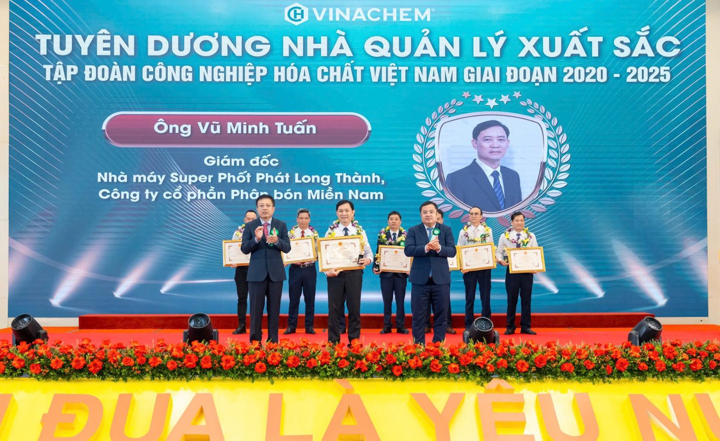 Tuyên dương các lao động giỏi, các tập thể và cá nhân điển hình tiên tiến.
