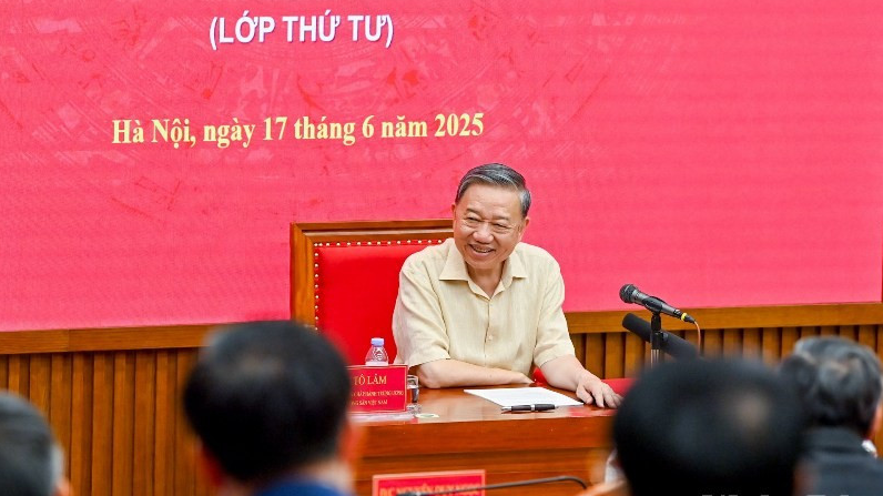 Tổng Bí thư Tô Lâm trao đổi với các học viên.
