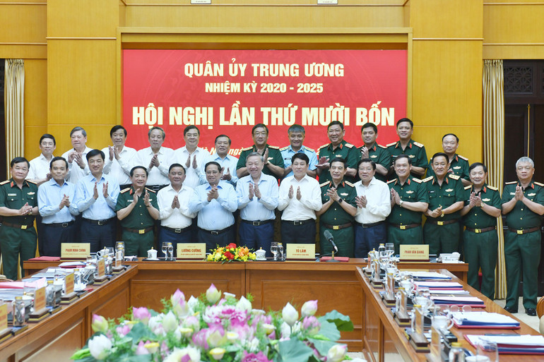 Tổng Bí thư Tô Lâm, Chủ tịch nước Lương Cường, Thủ tướng Chính phủ Phạm Minh Chính với các đại biểu dự hội nghị. (Ảnh: ĐĂNG KHOA). 