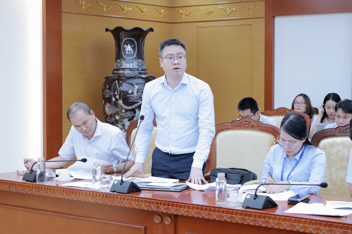 Đại biểu tham dự cuộc họp báo cáo tình hình triển khai Đề án 06.