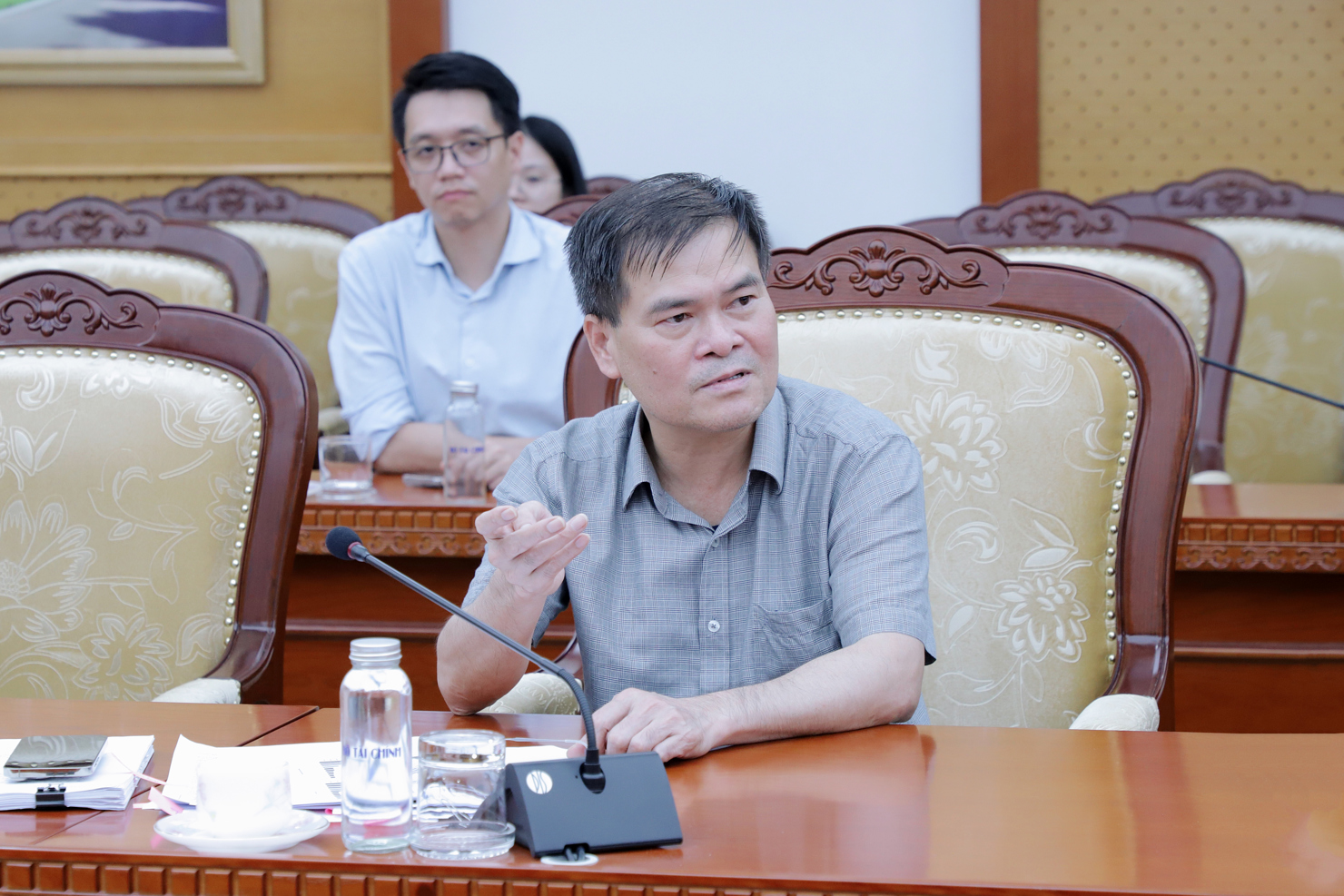 Thứ trưởng Bộ Tài chính Bùi Văn Khắng phát biểu chỉ đạo tại cuộc họp.
