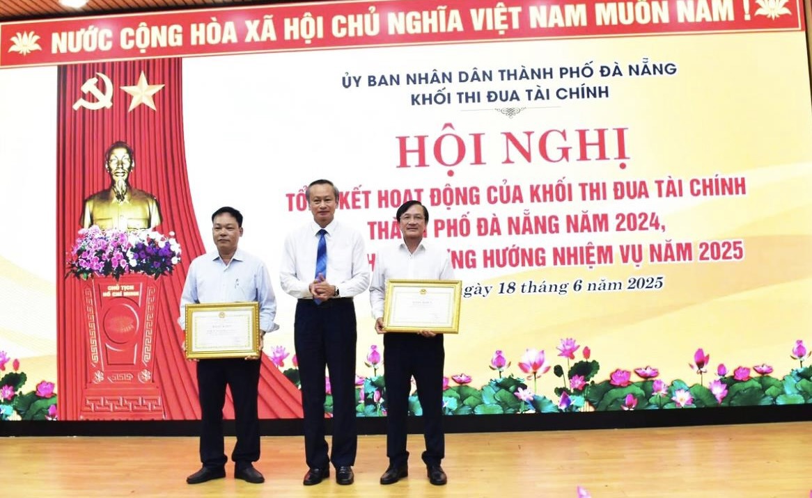 Phó Chủ tịch HĐND TP. Đà Nẵng Đoàn Ngọc Hùng Anh (giữa) tăng Bằng khen cho 2 đơn vị 
