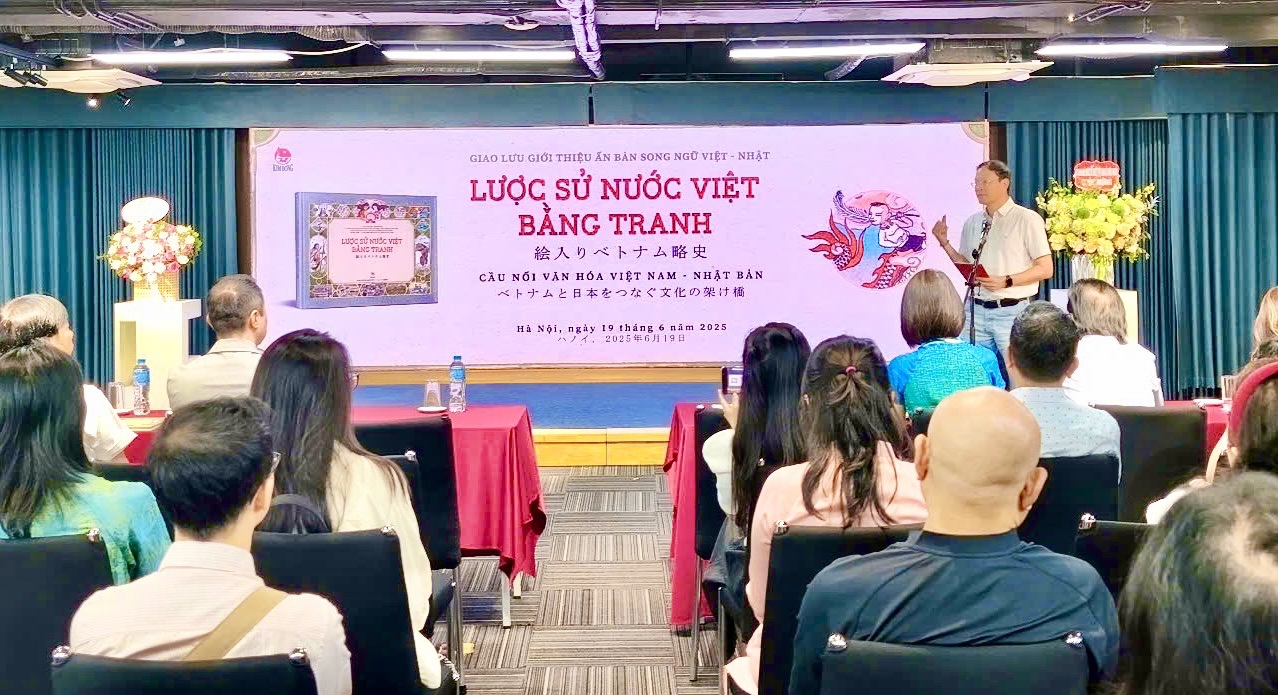 Buổi ra mắt Lược sử nước Việt bằng tranh”. Ảnh: Thu Hiền