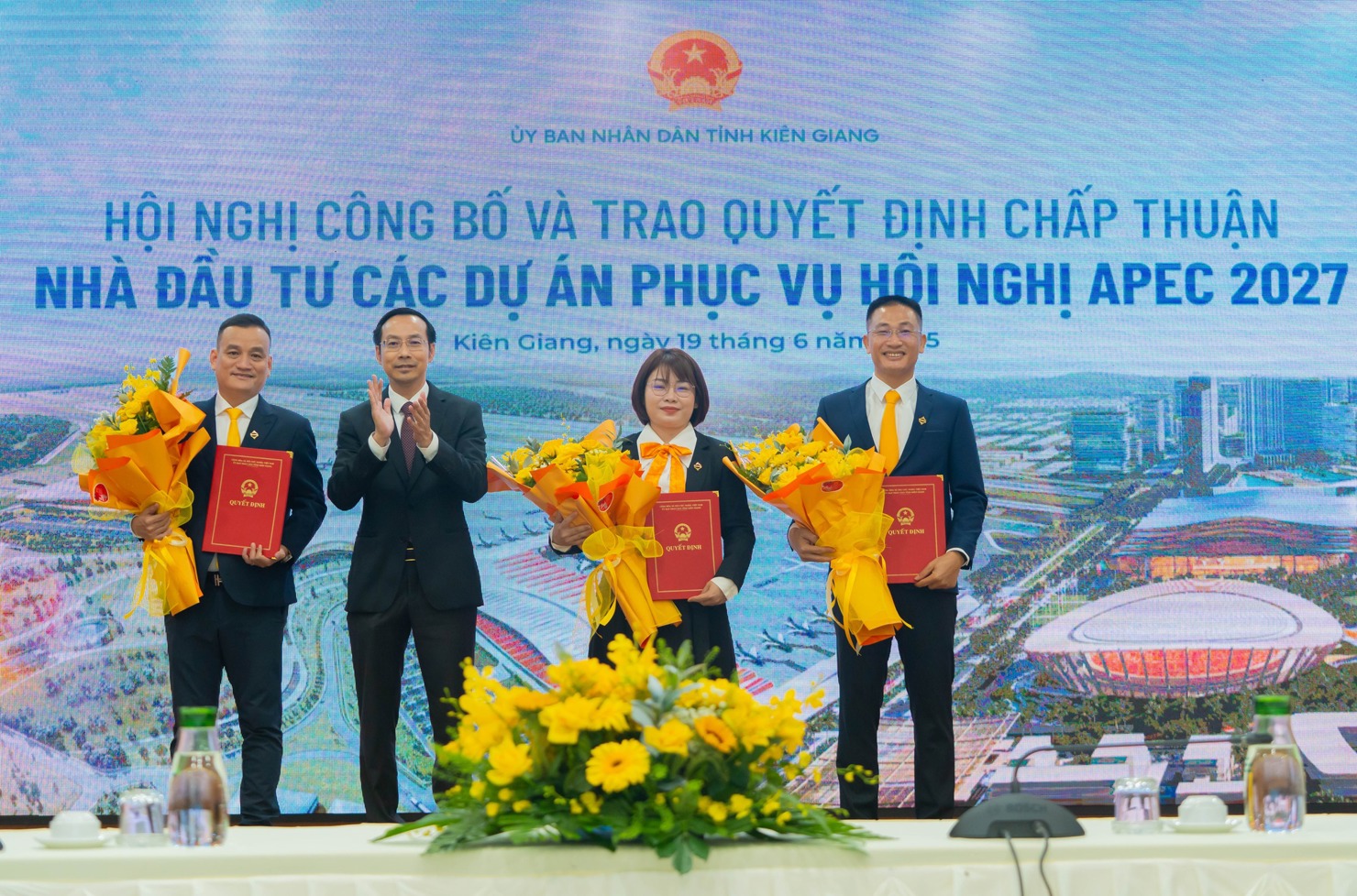 Lãnh đạo tỉnh Kiên Giang trao quyết định chấp thuận đầu tư cho các nhà đầu tư đối với 3 dự án