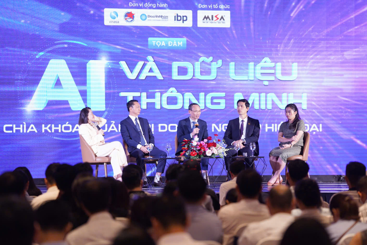 Toàn cảnh tọa đàm về AI và dữ liệu thông minh. Ảnh: Đức Mỹ