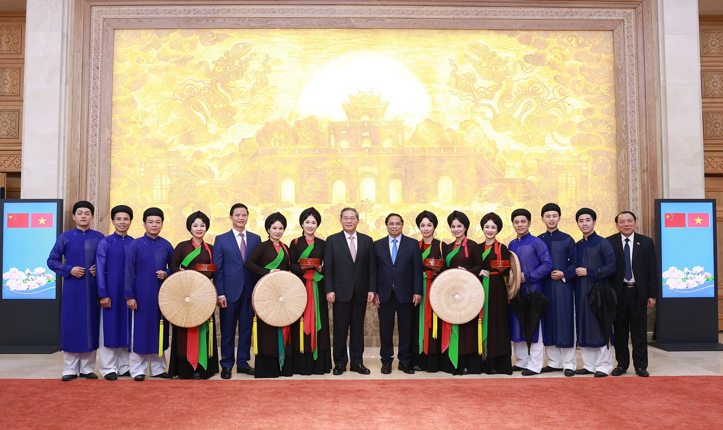 Thủ tướng Phạm Minh Chính, Thủ tướng Trung Quốc Lý Cường và Bộ trưởng Nguyễn Văn Hùng cùng với các liền anh, liền chị. Ảnh: Dương Giang 