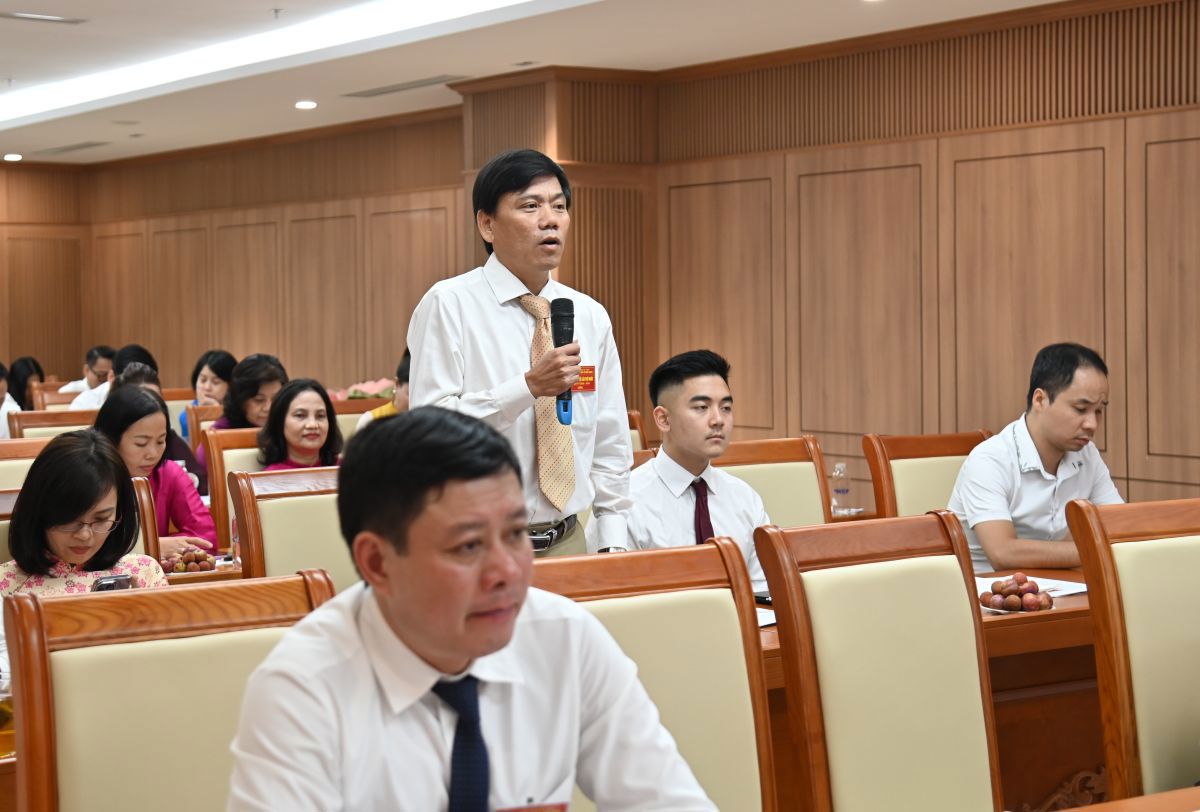 Đảng viên phát biểu ý kiến đóng góp hoàn thiện Báo cáo chính trị.