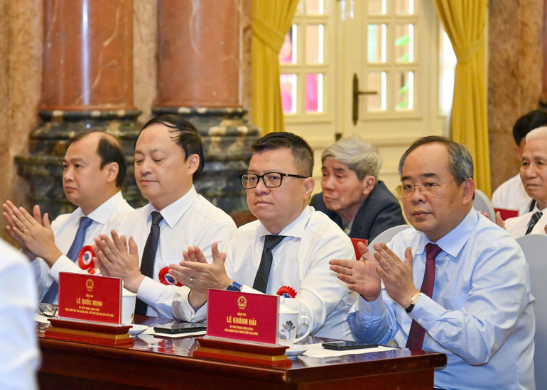 Các đại biểu dự buổi gặp mặt, tuyên dương.
