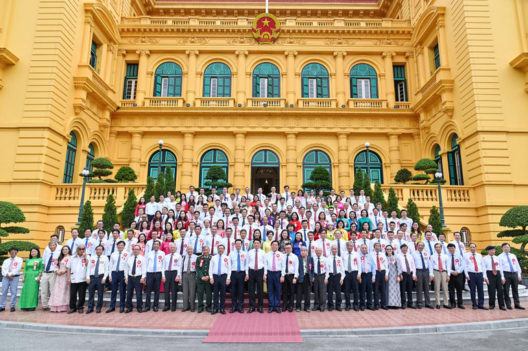 Chủ tịch nước Lương Cường và các đại biểu, nhà báo tiêu biểu tại buổi gặp mặt.