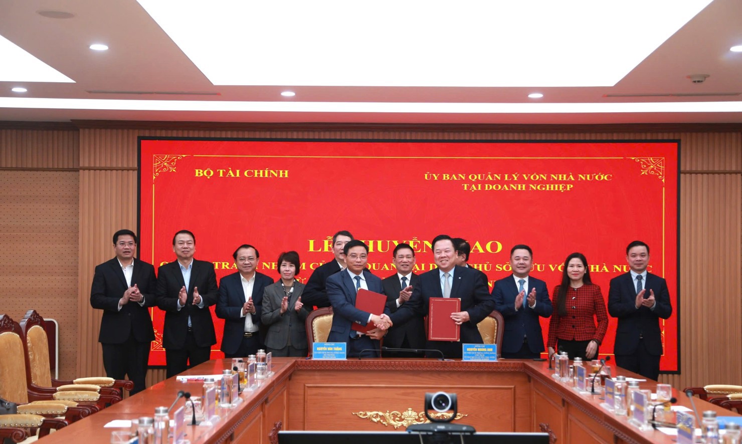 Bộ trưởng Bộ Tài chính Nguyễn Văn Thắng và Chủ tịch CMSC Nguyễn Hoàng Anh ký biên bản chuyển giao quyền, trách nhiệm của cơ quan đại diện chủ sở hữu vốn nhà nước từ CMSC về Bộ Tài chính (ngày 28/2/2025).