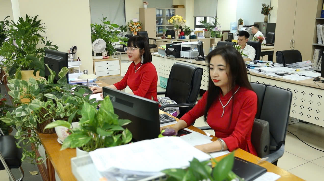 Công chức KBNN khu vực I xử lý hồ sơ chứng từ trên dịch vụ công trực tuyến.
