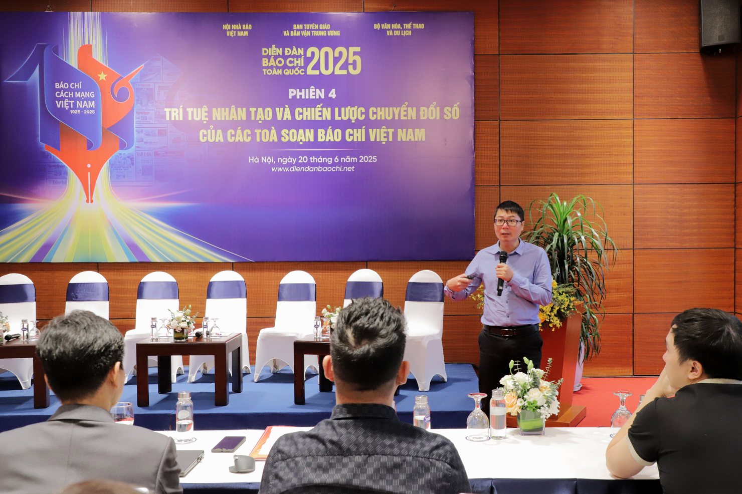 Ông Nguyễn Quang Đồng - Viện trưởng Viện Nghiên cứu Chính sách và Phát triển Truyền thông trình bày tham luận.
