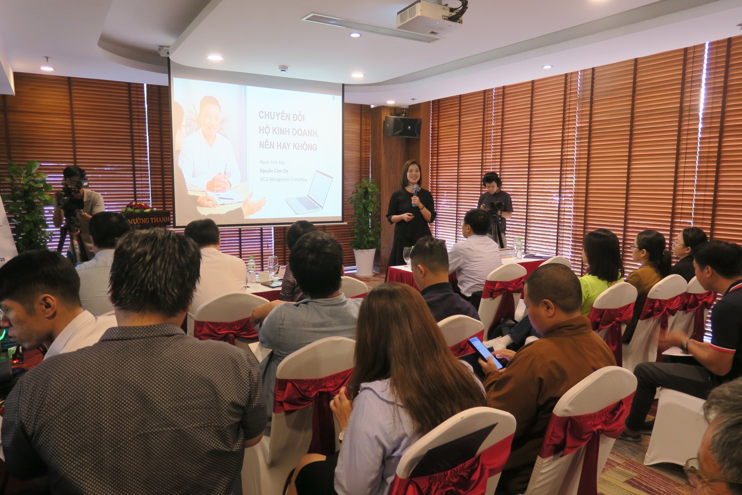 B&agrave; Nguyễn Cẩm Chi, Gi&aacute;m đốc Khối tư vấn ph&aacute;t triển bền vững của MCG Management Consulting ph&aacute;t biểu tại hội thảo. Ảnh: Đức Mỹ