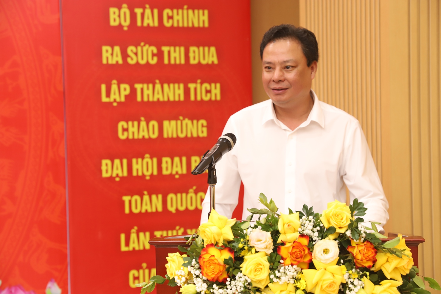 Đồng ch&iacute; Đỗ Văn Trường &ndash; Ph&oacute; B&iacute; thư Đảng ủy Bộ T&agrave;i ch&iacute;nh, B&iacute; thư Chi bộ ph&aacute;t biểu khai mạc Đại hội.