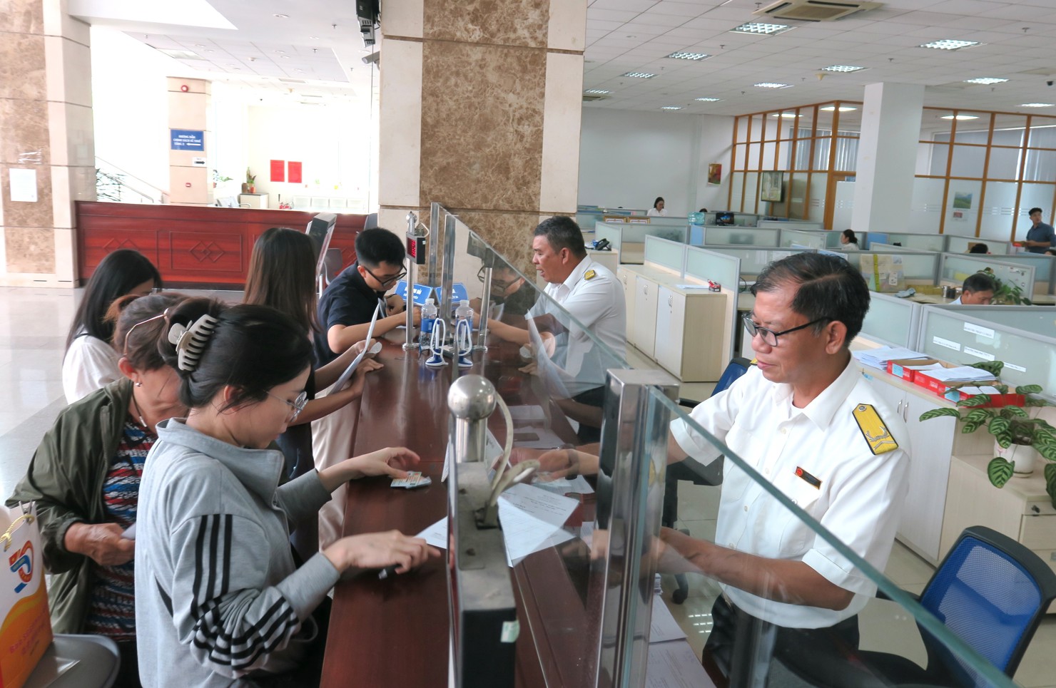 Cơ quan thuế hướng dẫn c&aacute;c thủ tục về thuế cho người nộp thuế. Ảnh: Đức Mỹ