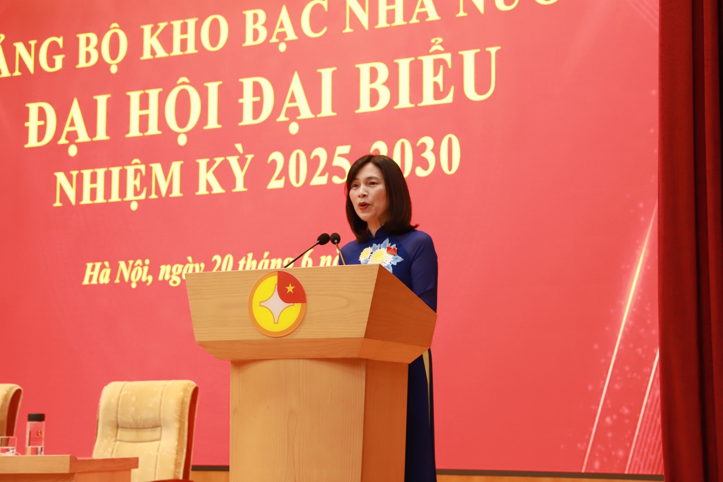 Đồng ch&iacute; Trần Thị Huệ - Ph&oacute; B&iacute; thư Đảng ủy, Ph&oacute; Gi&aacute;m đốc KBNN ph&aacute;t biểu tại Đại hội.