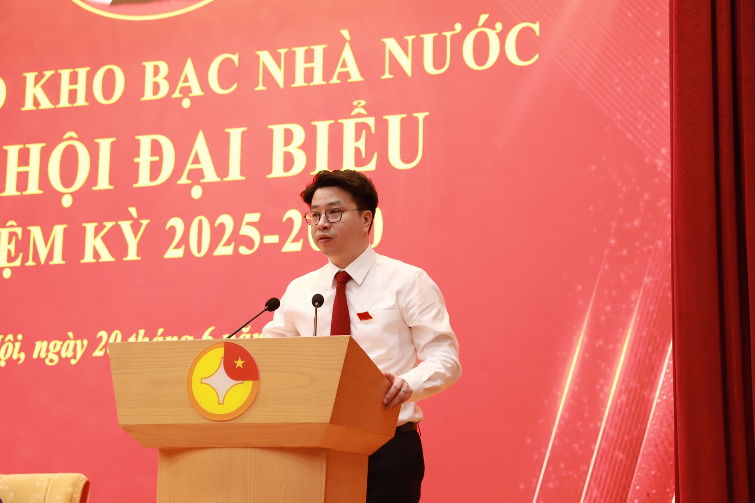 Đồng ch&iacute; Trần Qu&acirc;n - Ủy vi&ecirc;n Ban Chấp h&agrave;nh Đảng bộ Bộ T&agrave;i ch&iacute;nh, B&iacute; thư Đảng ủy, Gi&aacute;m đốc KBNN ph&aacute;t biểu tại Đại hội.