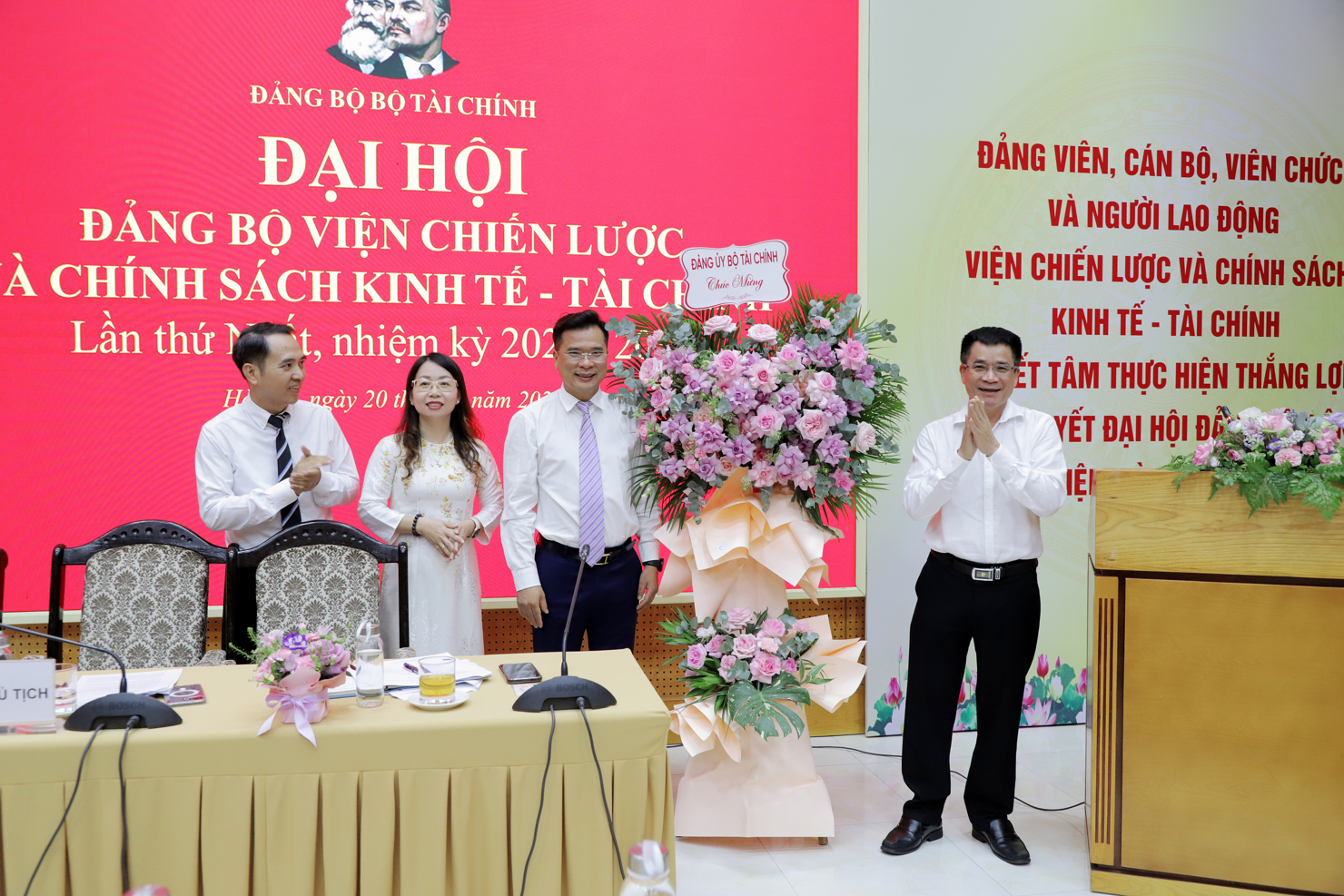Đảng ủy Bộ Tài chính tặng hoa chúc mừng Đại hội.