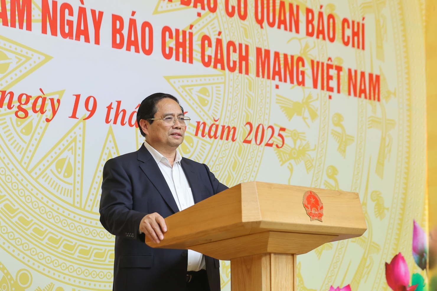 Thủ tướng yêu cầu Bộ Văn hoá, Thể thao và Du lịch phối hợp với Hội Nhà báo Việt Nam và các bộ, ngành, cơ quan liên quan xây dựng nghị quyết của Chính phủ liên quan việc đặt hàng với báo chí, đáp ứng yêu cầu phát triển báo chí. Ảnh: VGP/Nhật Bắc