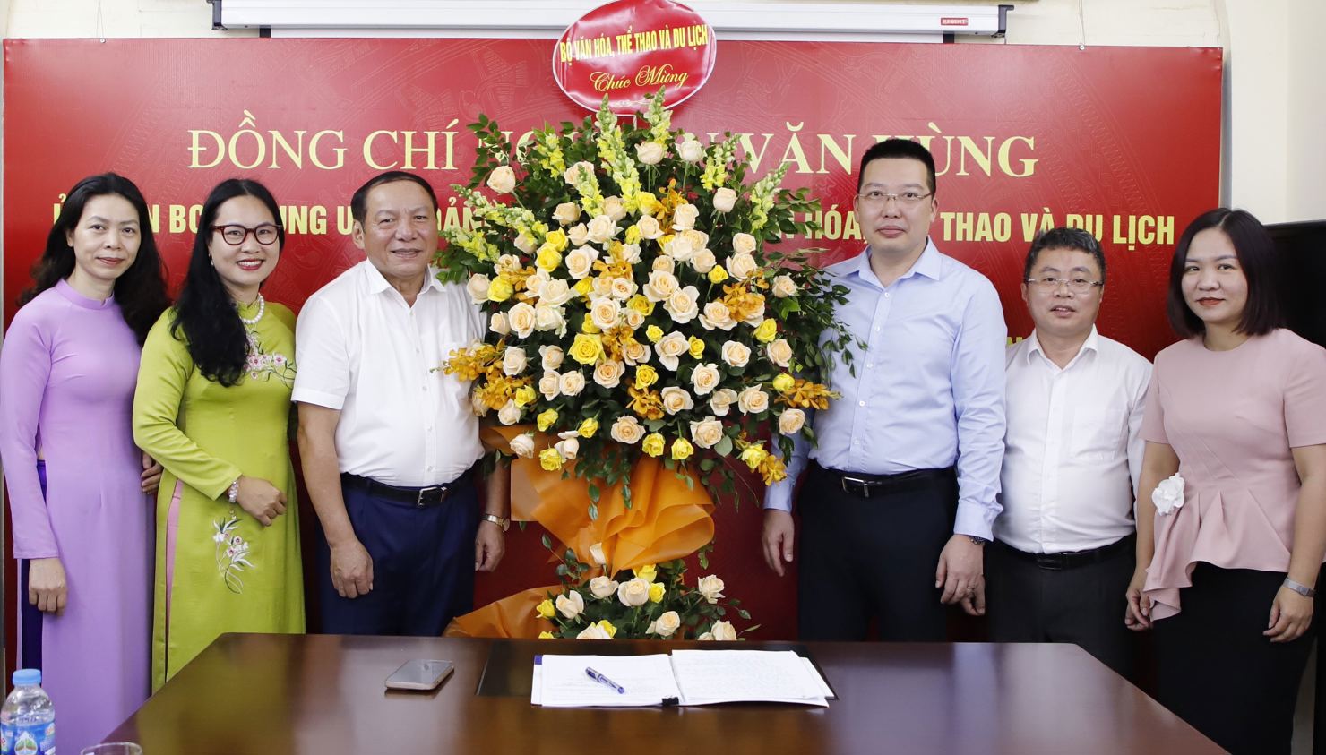 Bộ trưởng Nguyễn Văn Hùng thăm, làm việc và chúc mừng Báo Văn hóa nhân kỷ niệm 98 năm Ngày Báo chí Cách mạng Việt Nam (21/6/1925 - 21/6/2023). Ảnh: TR.Huấn 