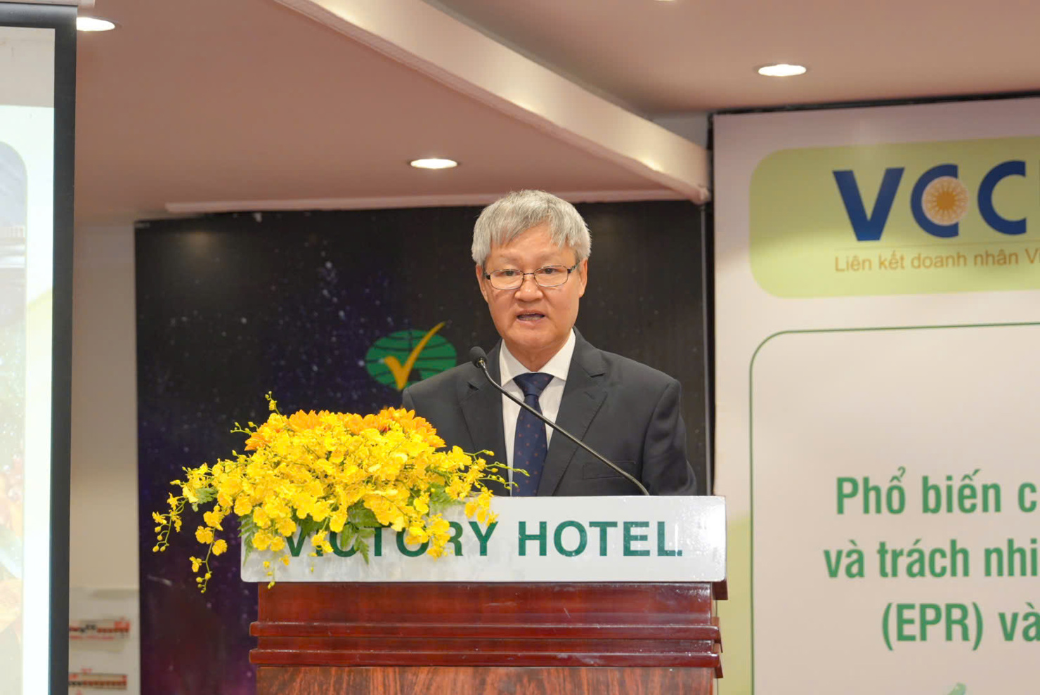 Ph&oacute; Chủ tịch VCCI V&otilde; T&acirc;n Th&agrave;nh ph&aacute;t biểu khai mạc Hội thảo.