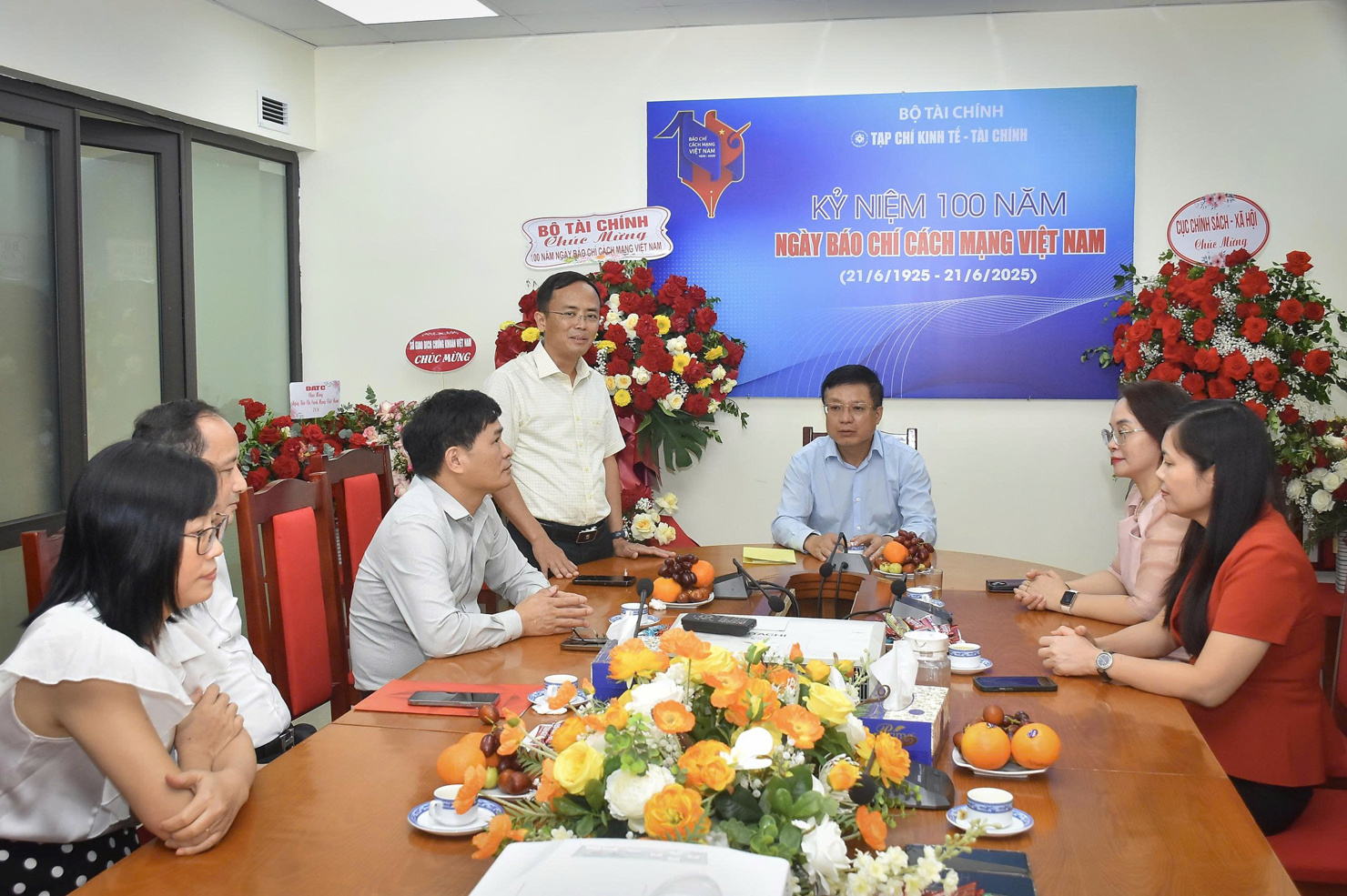 Tổng Biên tập Phạm Thu Phong trân trọng cảm ơn sự quan tâm, chỉ đạo sát sao của Thứ trưởng Hồ Sỹ Hùng dành cho Tạp chí Kinh tế - Tài chính.