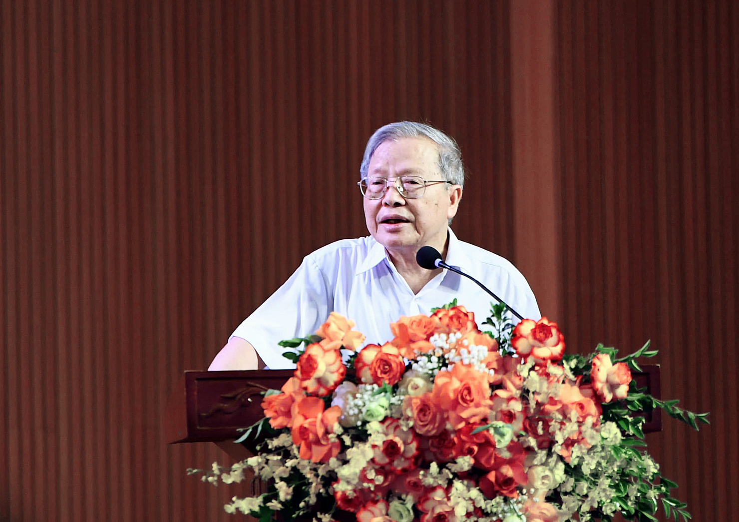 GS.TS. Nguyễn Trọng Chuẩn trình bày tham luận tại Hội thảo.