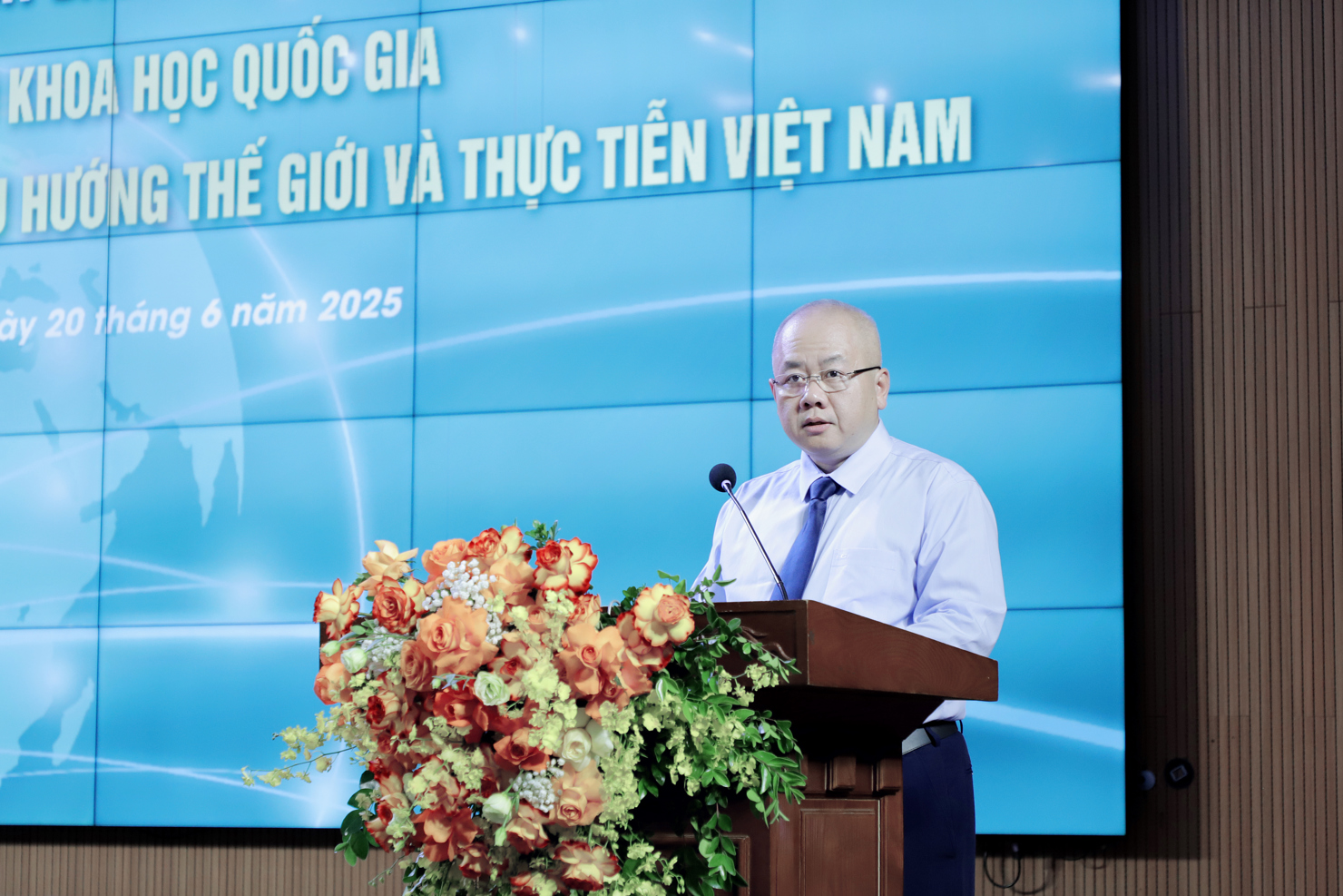 Thứ trưởng Bộ Tài chính Đỗ Thành Trung phát biểu tại Hội thảo. 