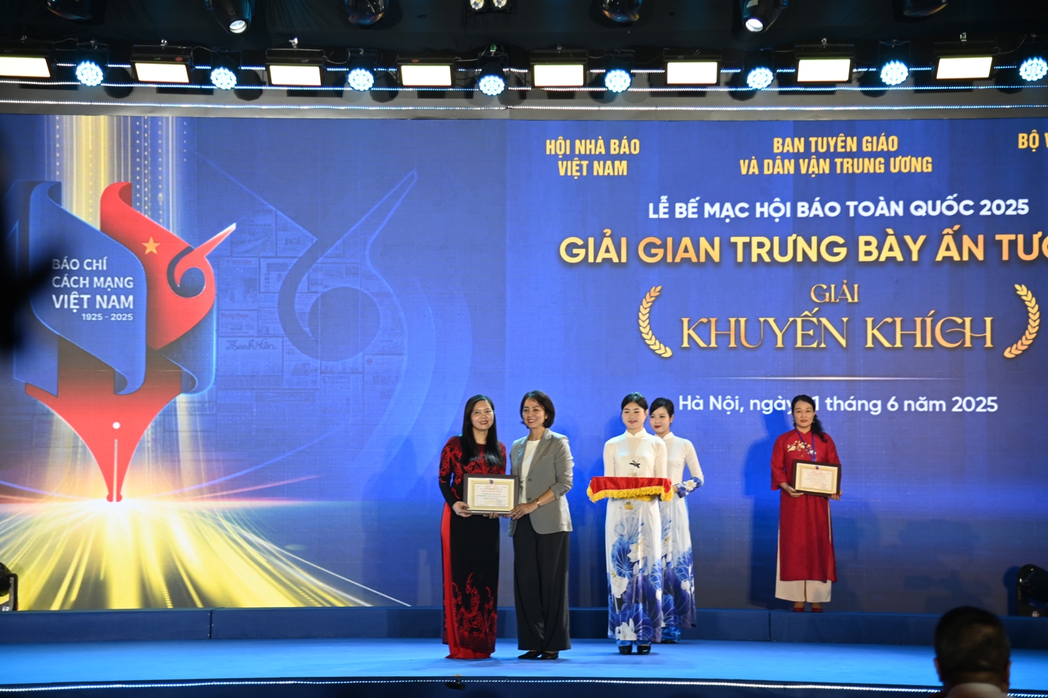Li&ecirc;n Chi hội Nh&agrave; b&aacute;o ng&agrave;nh T&agrave;i ch&iacute;nh đ&atilde; vinh dự nhận giải Khuyến kh&iacute;ch cho Gian trưng b&agrave;y ấn tượng