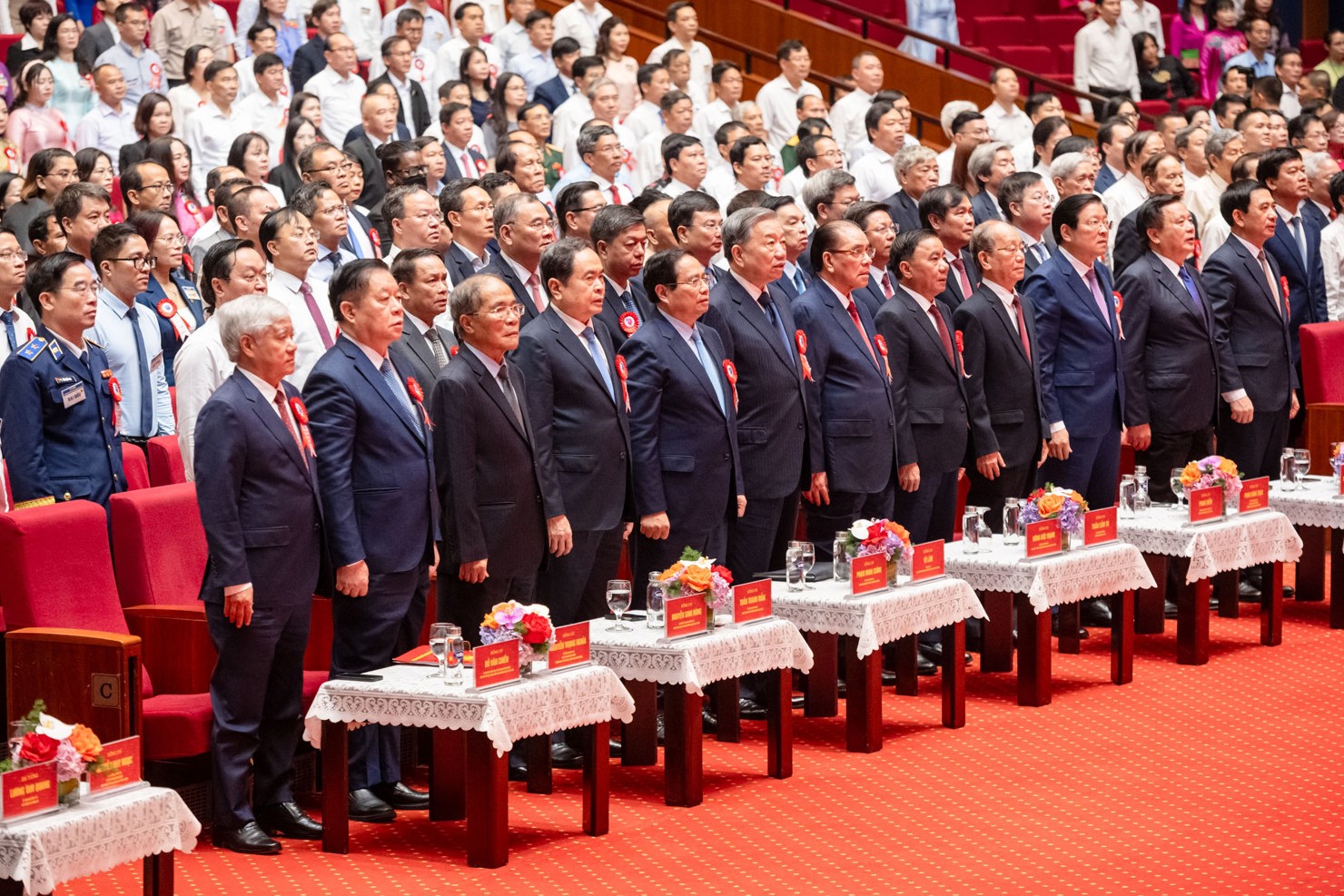 Tổng Bí thư Tô Lâm; nguyên Tổng Bí thư Nông Đức Mạnh; Ủy viên Bộ Chính trị, Thủ tướng Chính phủ Phạm Minh Chính; Ủy viên Bộ Chính trị, Chủ tịch Quốc hội Trần Thanh Mẫn; nguyên Chủ tịch Quốc hội Nguyễn Sinh Hùng; Ủy viên Bộ Chính trị, Thường trực Ban Bí thư Trần Cẩm Tú và các đại biểu thực hiện nghi lễ chào cờ. Ảnh: Phạm Thắng. 