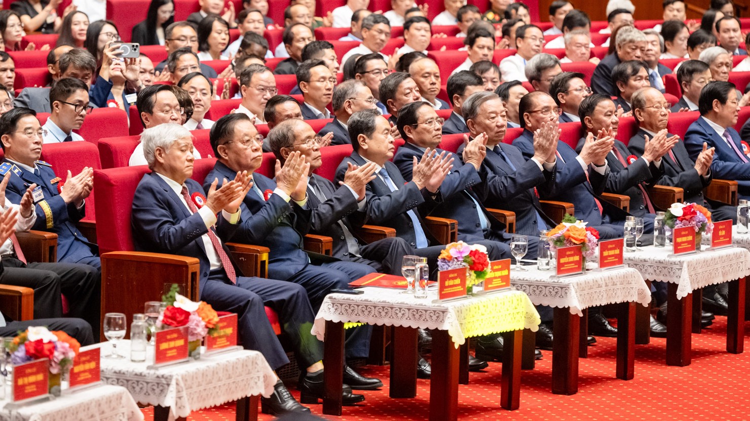 Tổng Bí thư Tô Lâm; nguyên Tổng Bí thư Nông Đức Mạnh; Ủy viên Bộ Chính trị, Thủ tướng Chính phủ Phạm Minh Chính; Ủy viên Bộ Chính trị, Chủ tịch Quốc hội Trần Thanh Mẫn; nguyên Chủ tịch Quốc hội Nguyễn Sinh Hùng; Ủy viên Bộ Chính trị, Thường trực Ban Bí thư Trần Cẩm Tú tham dự Lễ kỷ niệm. Ảnh: Phạm Thắng. 