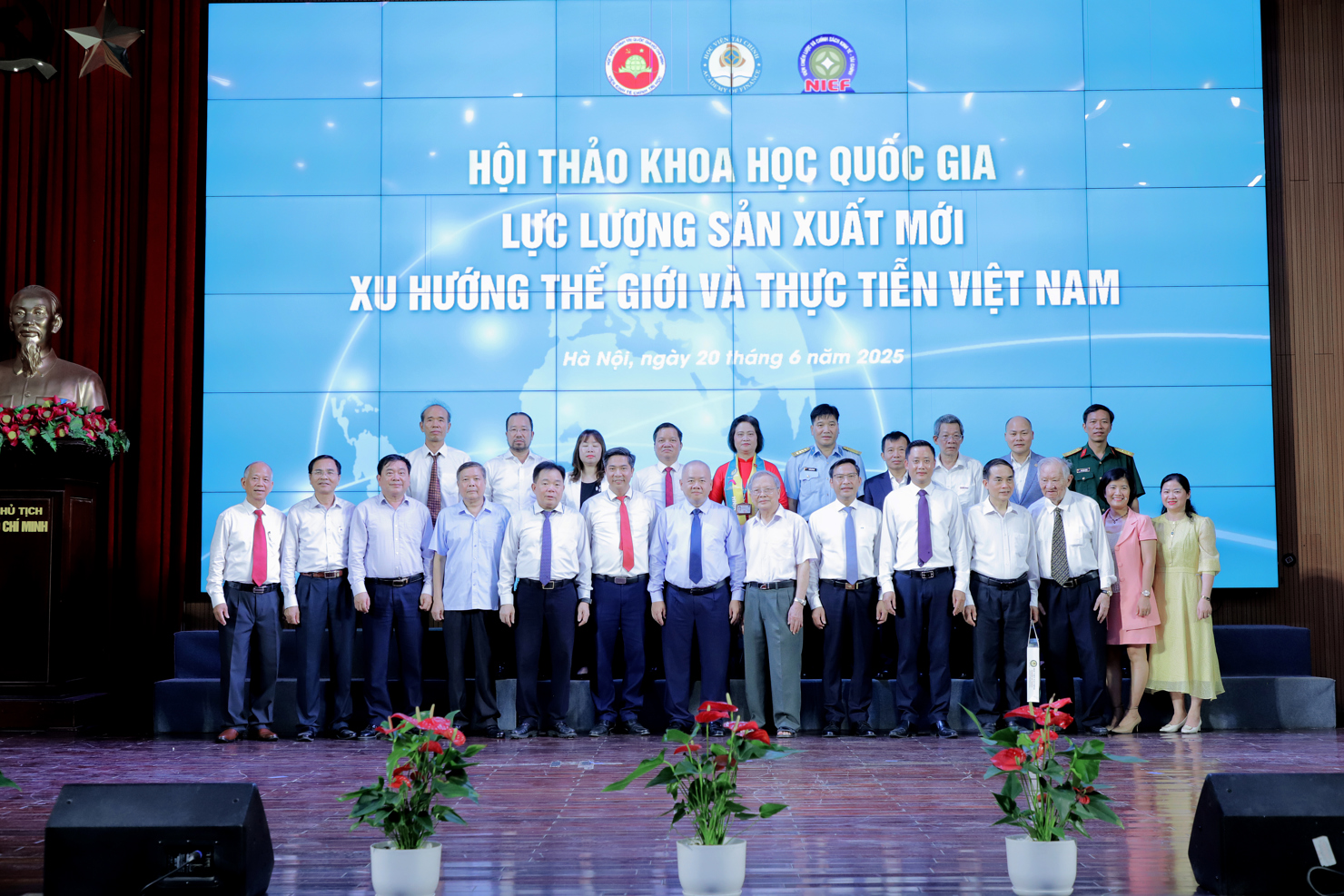 Các đại biểu tham dự Hội thảo.
