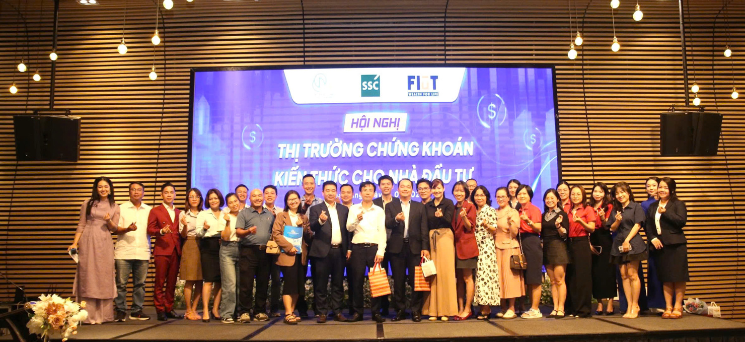 Các đại biểu tham dự hội nghị chụp ảnh lưu niệm.
