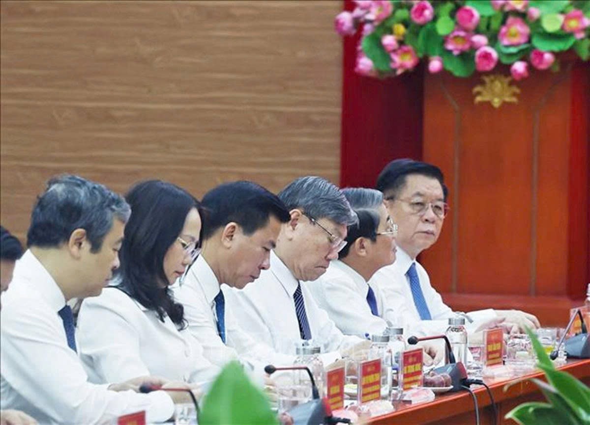 Trưởng Ban Tuyên giáo và Dân vận Trung ương Nguyễn Trọng Nghĩa, Phó Chủ tịch Quốc hội Nguyễn Đức Hải và lãnh đạo ban của Đảng tham dự cuộc làm việc. Ảnh: TTXVN. 