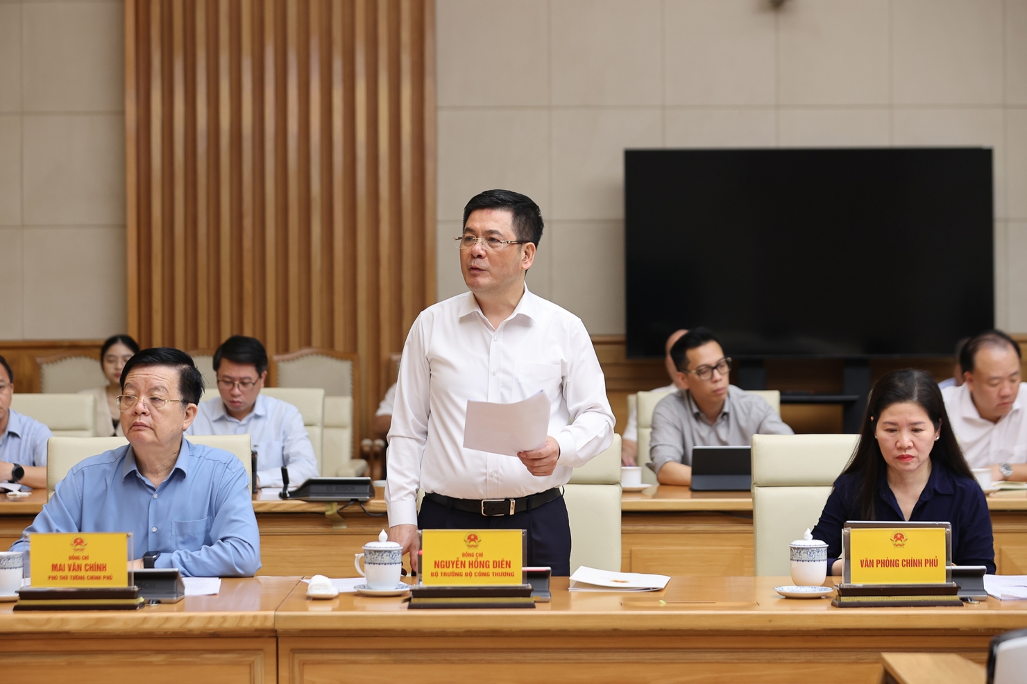 Bộ trưởng Bộ Công Thương báo cáo tại cuộc họp. Ảnh: VGP