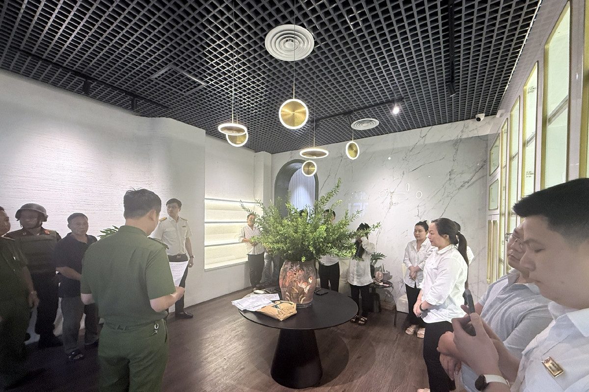 Cảnh sát khám xét Công ty.