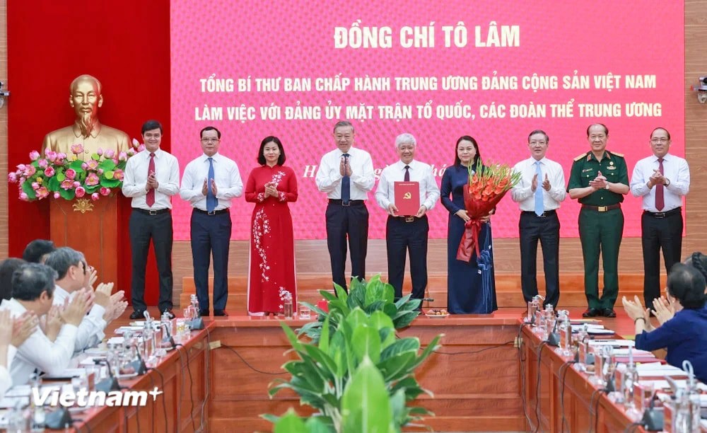 Tổng Bí thư Tô Lâm trao Quyết định số 304-QĐ/TW của Bộ Chính trị về chức năng, nhiệm vụ, tổ chức bộ máy Cơ quan Ủy ban Trung ương Mặt trận Tổ quốc Việt Nam. Ảnh: TTXVN. 