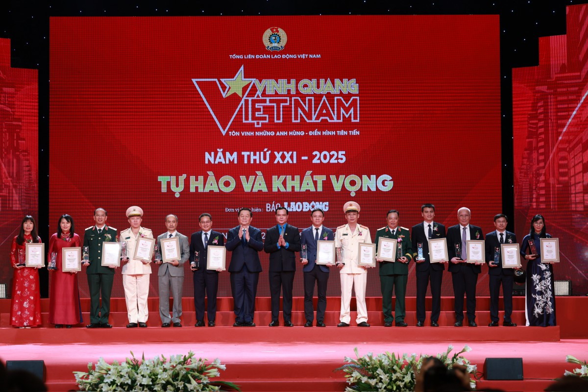 Các đồng chí Nguyễn Trọng Nghĩa và Nguyễn Đình Khang trao khen thưởng tới 13 tập thể tiêu biểu.