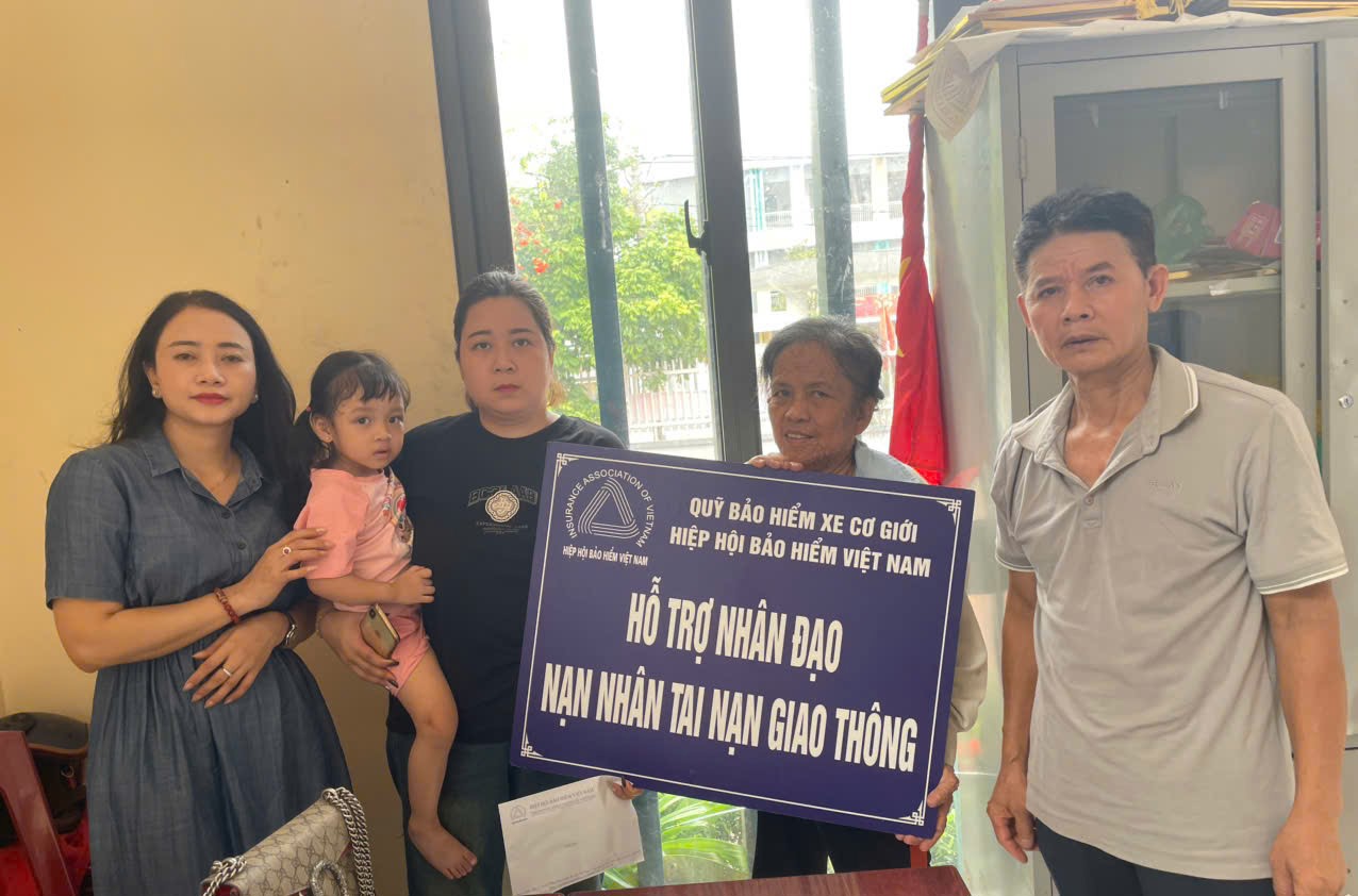 Đại diện Quỹ Bảo hiểm xe cơ giới trao hỗ trợ cho gia đình nạn nhân nạn nhân Đỗ Văn Tới tại Hà Nội.