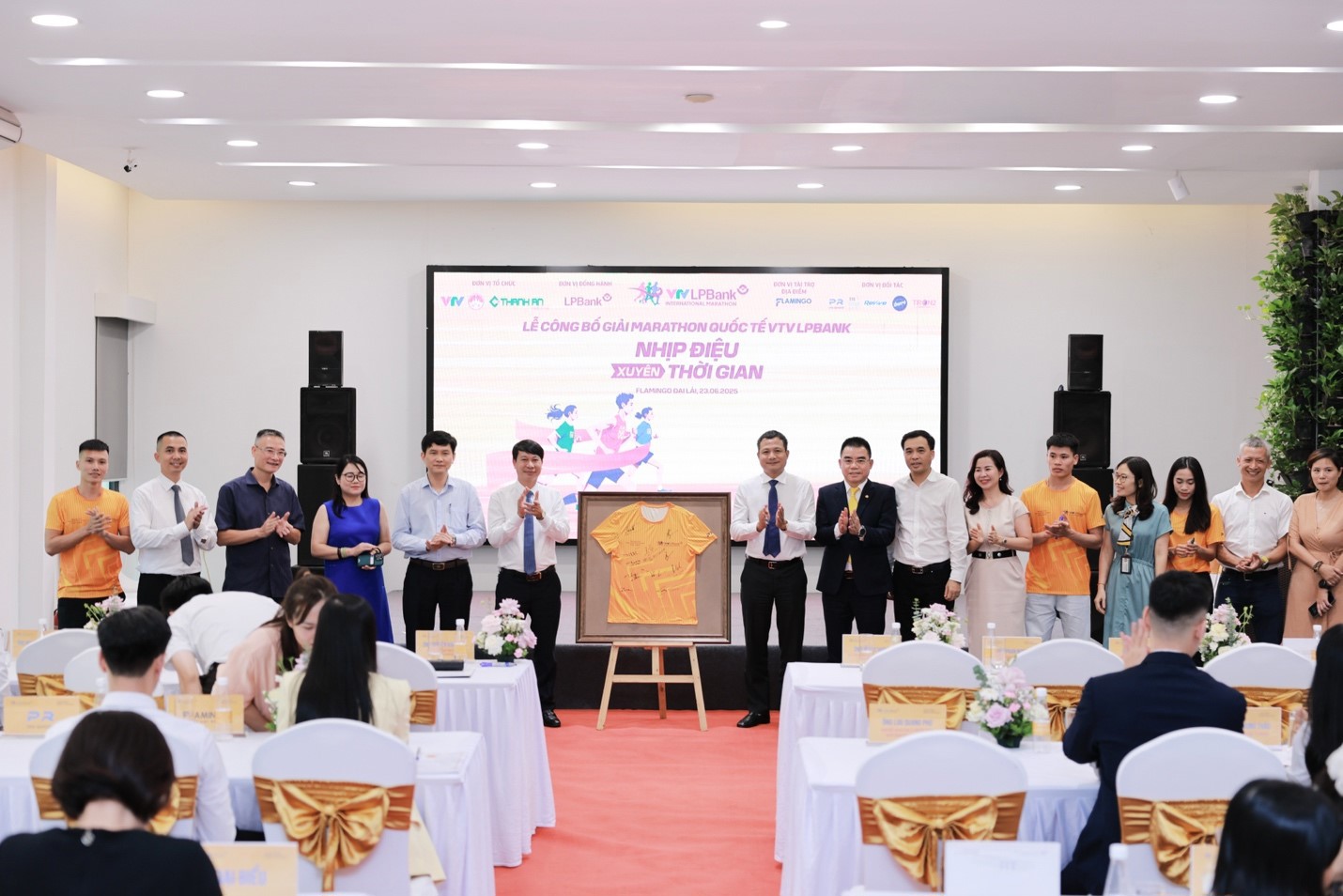 Các đại biểu ký lưu niệm chiếc áo phiên bản đặc biệt của giải Marathon quốc tế VTV LPBank 2025.