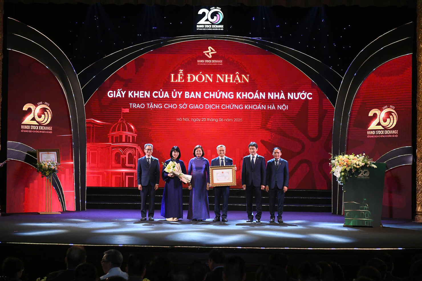 HNX nhận Giấy khen của Ủy ban Chứng khoán Nhà nước