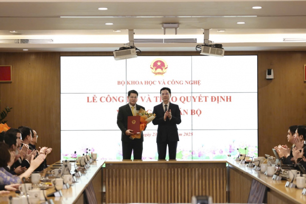 Bộ trưởng Bộ Khoa học và Công nghệ Nguyễn Mạnh Hùng trao Quyết định bổ nhiệm ông Nguyễn Trường Giang giữ chức Chủ tịch HĐTV Tổng công ty Bưu điện Việt Nam.