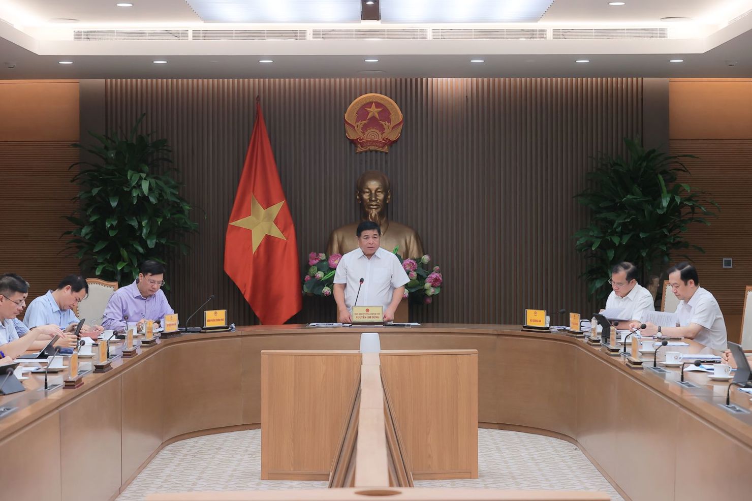 Phó Thủ tướng Nguyễn Chí Dũng yêu cầu không được để gián đoạn hoạt động cung cấp dịch vụ công khi triển khai chính quyền 2 cấp. Ảnh: VGP.