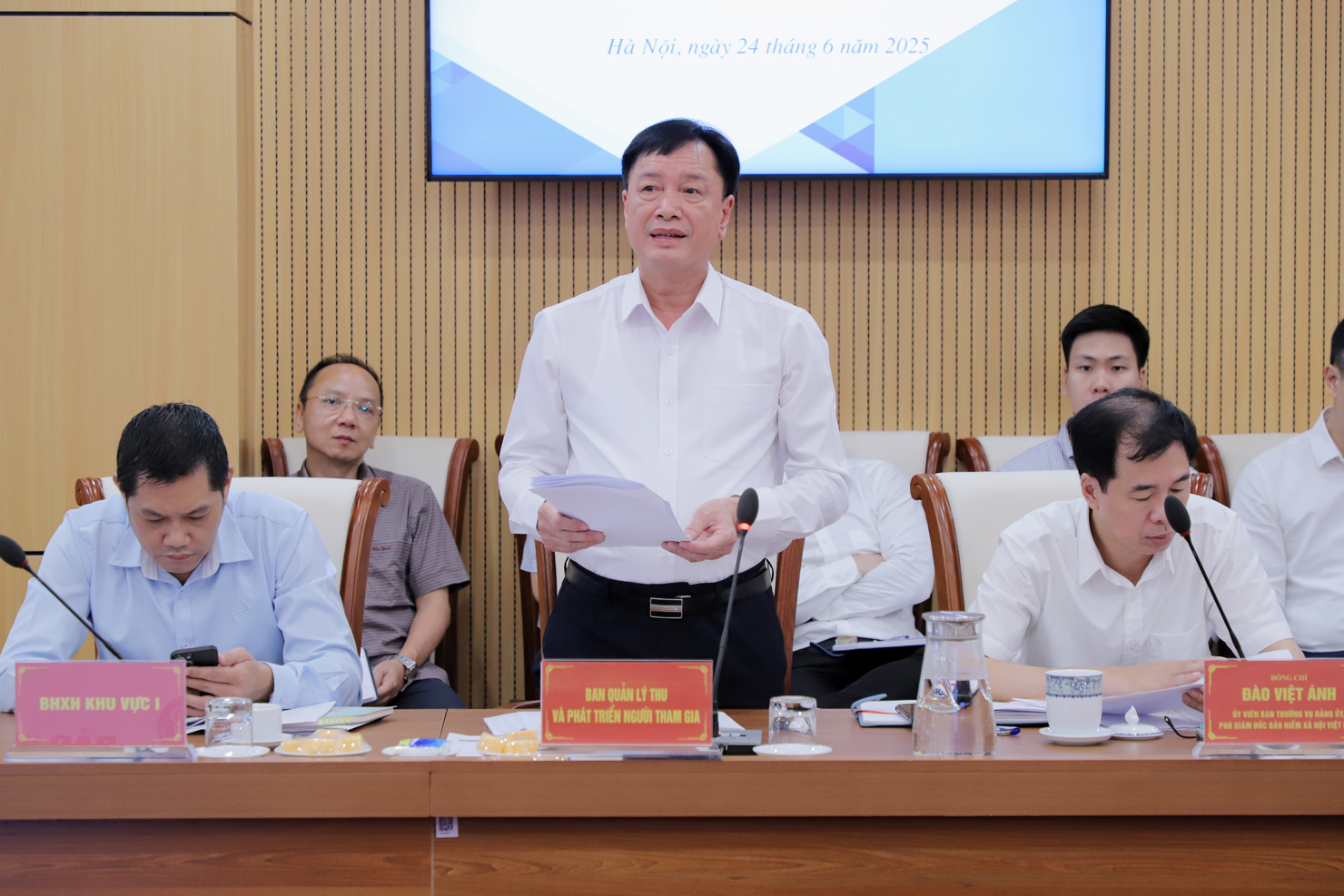 L&atilde;nh đạo Ban Quản l&yacute; thu v&agrave; ph&aacute;t triển người tham gia b&aacute;o c&aacute;o tại Hội nghị.