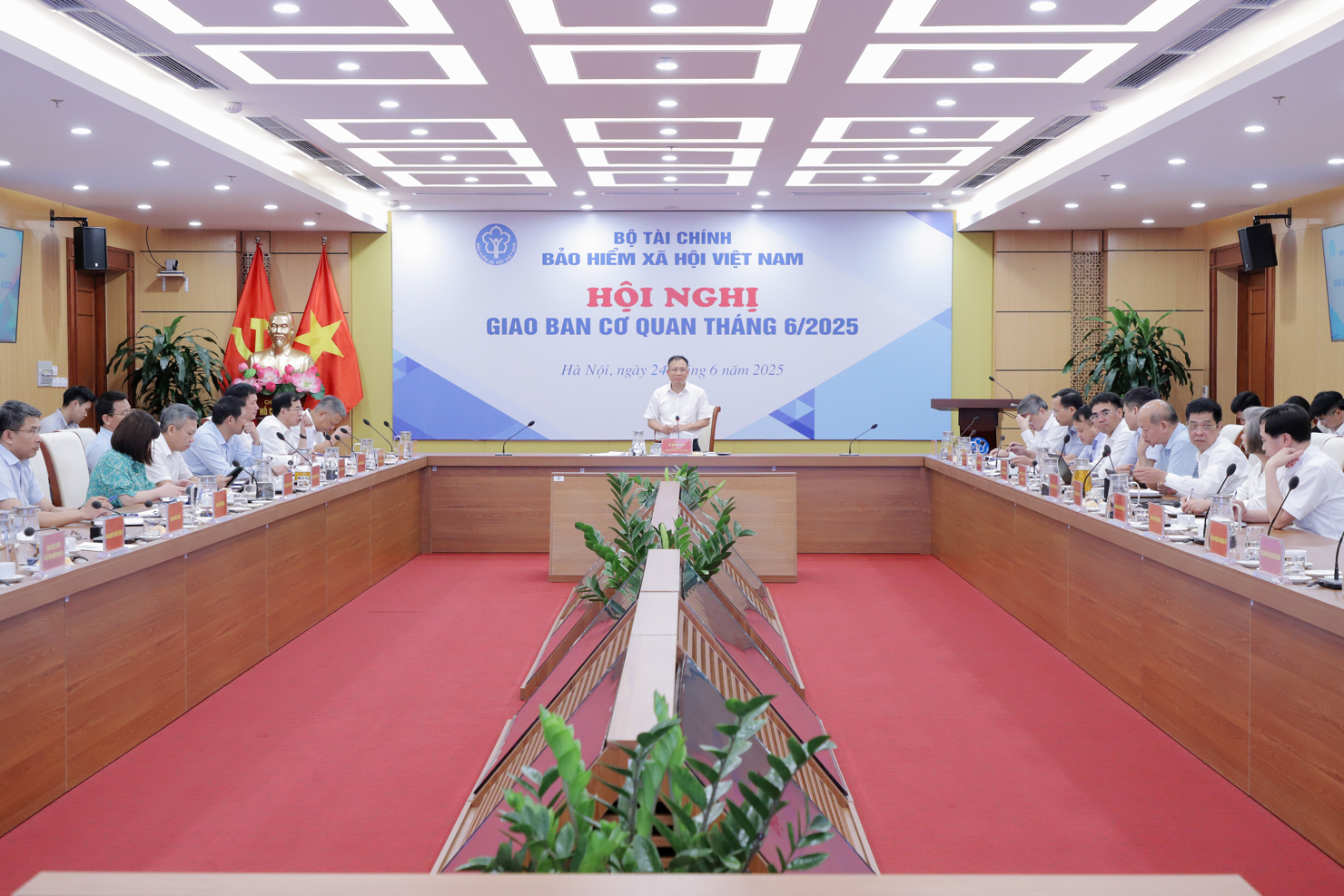 Gi&aacute;m đốc BHXH Việt Nam L&ecirc; H&ugrave;ng Sơn chỉ đạo Hội nghị