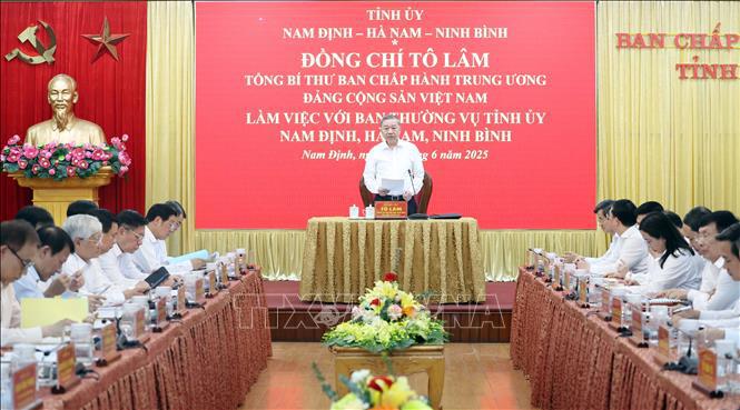 Tổng Bí thư Tô Lâm và Đoàn công tác Trung ương làm việc với Ban Thường vụ Tỉnh ủy các tỉnh Nam Định, Hà Nam, Ninh Bình. Ảnh: TTXVN. 