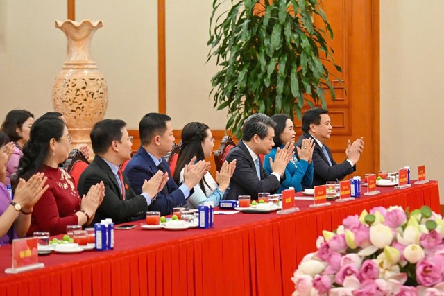 Giám đốc Học viện Chính trị Quốc gia Hồ Chí Minh, Chủ tịch Hội đồng Lý luận Trung ương Nguyễn Xuân Thắng; Phó Chủ tịch Quốc hội Nguyễn Thị Thanh và các đại biểu dự cuộc gặp mặt. Ảnh: Lâm Hiển.